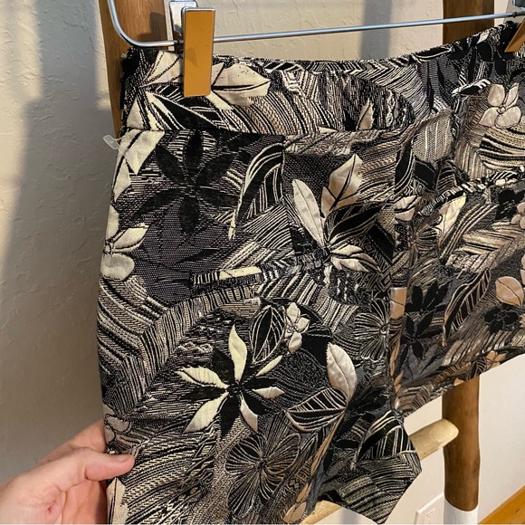 Leith floral Metallic Shorts - Picture 5 of 6